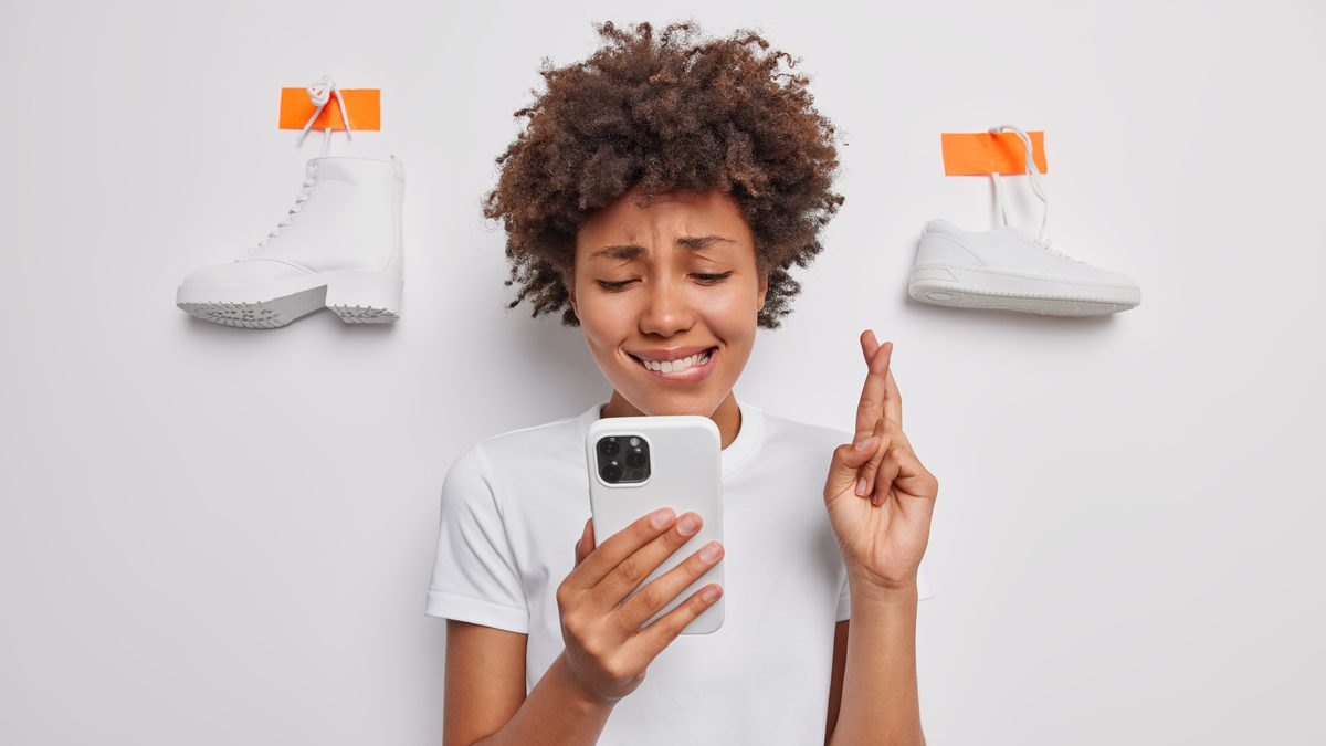 Cliente consultant son téléphone en attendant sa commande