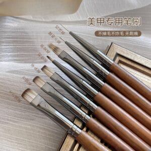 Le set de stylos à ongles en bois de noyer de la directrice Hua, de qualité professionnelle, est un best-seller sur Xiaohongshu (Petit Livre Rouge).